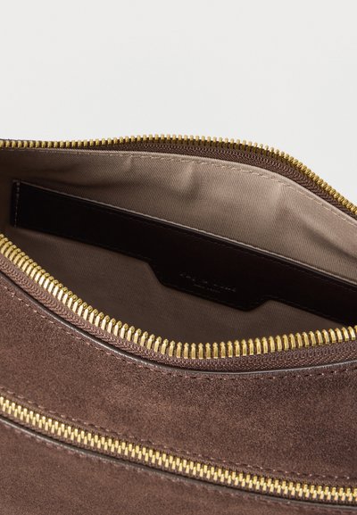Καφέ σουέντ τσαντάκι με χρυσό φερμουάρ σχεδόν ανοιχτό, που δείχνει το μπεζ ύφασμα εσωτερικά και μια μαύρη θέση για κάρτες στο εσωτερικό.