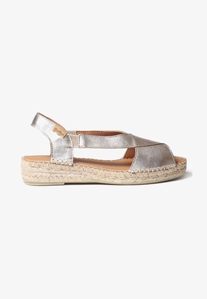 Metallisch zilveren espadrille-sandalen met een wiggenhak, voorzien van een open teen ontwerp, een slingback band en een met jute gewikkelde zool.