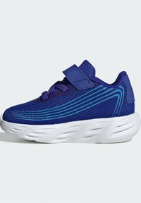 Basket bleue pour enfants avec sangle velcro, dessus en maille, bandes latérales bleu clair et semelle blanche épaisse et rembourrée.