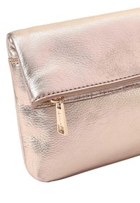 Metallische roségouden clutch met een gestructureerd oppervlak, voorzien van een bovenflap en een gouden ritssluiting. Compact en rechthoekig ontwerp.