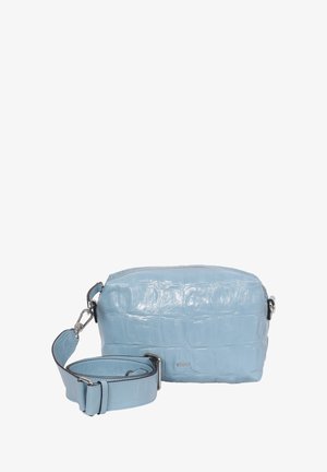 Vaaleansininen nahkainen olkalaukku krokotiilikuviolla, vetoketjulla ja irrotettavalla hihnalla, jossa hopeanväriset metalliosat.