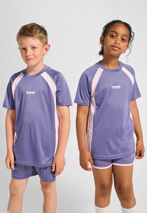 Lilla atletik T-shirts med kontrasterende lyserøde sidelommer. Stoffet er glat og let, egnet til sportsaktiviteter.