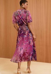 Love & Roses V NECK PLEATED MIDI - REGULAR FIT - Denní šaty - pink