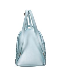 Zaino sintetico blu chiaro con dettagli trapuntati e spallacci doppi, caratterizzato da accessori in tonalità oro.