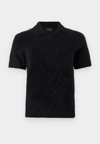 Sort poloshirt med korte ærmer, lavet af blødt, tekstureret stof med krave og tre-knaps lukning. Har et let fnugget udseende.