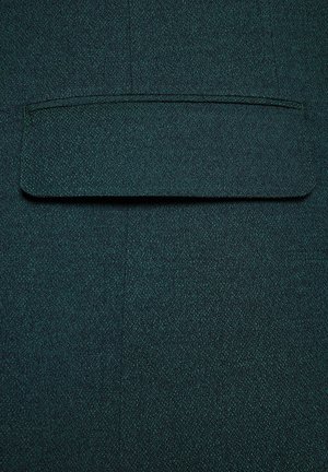 Ciemnozielony materiał o subtelnej teksturze, z pojedynczą kieszonką na górze i gładką powierzchnią z diagonalnym wzorem tkaniny.