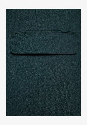 Ciemnozielony materiał o subtelnej teksturze, z pojedynczą kieszonką na górze i gładką powierzchnią z diagonalnym wzorem tkaniny.