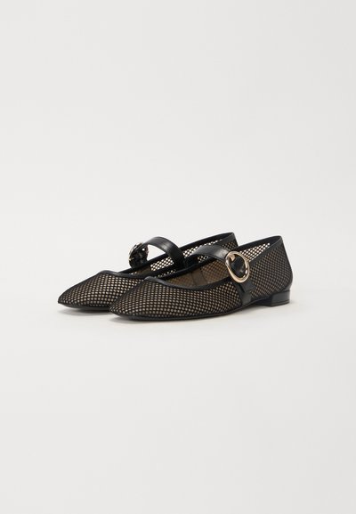 Schwarze Netz-Ballettschuhe mit spitzen Zehen, ausgestattet mit einem Riemen und einem runden Schnallen-Detail. Die glatten Lederakzente am Riemen bieten einen Kontrast.