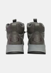 Stivali ankle in pelle grigia con dettagli texturizzati, suola in gomma grigia e logo sulla parte posteriore. Presentano un colletto imbottito e un tassello per il sollevamento.