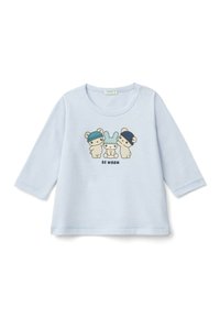 Jasnoniebieska bluza z długim rękawem, wykonana z miękkiego materiału, z zabawną grafiką przedstawiającą trzy zwierzęta w czapeczkach oraz napisem "BĄDŹ CIEPŁY" poniżej.