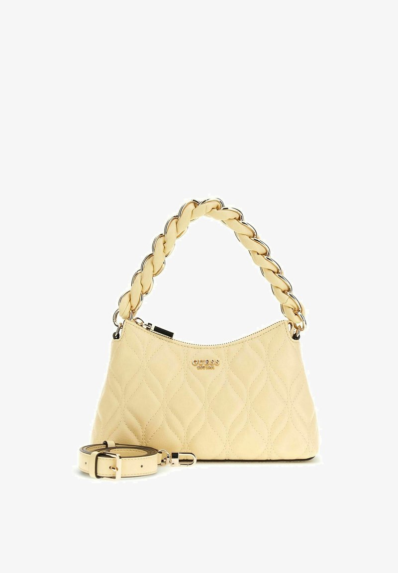 Sac à main matelassé crème avec poignée tressée et bandoulière amovible, avec logo Guess doré et fermeture éclair.