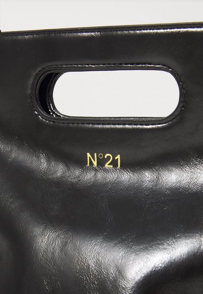 Borsa a mano nera in pelle con texture liscia, forma rettangolare e manici a incasso. Presenta il logo dorato "N°21" sul davanti.