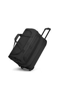 Borsa da viaggio morbida nera con ruote inclinata con manico telescopico esteso e doppie cinghie per il trasporto, isolata su sfondo bianco.