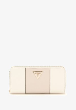 Portefeuille en cuir blanc avec des accents texturés, arborant un logo doré triangulaire, une fermeture éclair et un design minimaliste.