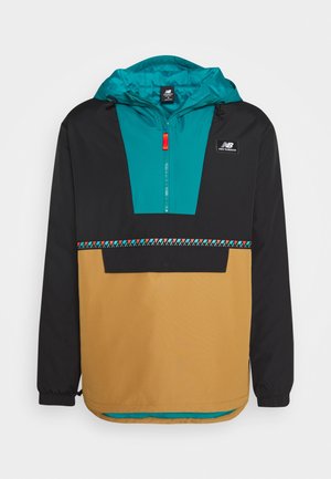 Czarna, turkusowa i beżowa bluza z kapturem New Balance z wzorzystym wykończeniem i zamkiem z przodu na jednolitym tle.