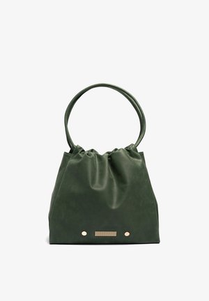 Groene leren handtas met een geplooid bovenstuk, twee ronde handvatten, een vlakke bodem en gouden accenten waaronder studs en een decoratieve strip.