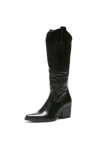 Bota de vaquero de cuero negro con punta afilada, tacón cuadrado y costuras decorativas en el eje. Presenta una lengüeta para facilitar su uso.