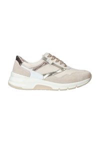Beige suède sneakers met metallic accenten, witte leren panelen en een textuurzool. Voorzien van een ronde neus, vetersluiting en een gevoerde kraag.