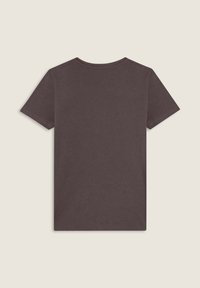 Camiseta de manga corta marrón oscuro, hecha de algodón suave con un cuello redondo clásico y un ajuste estándar, sin logotipos ni patrones visibles.