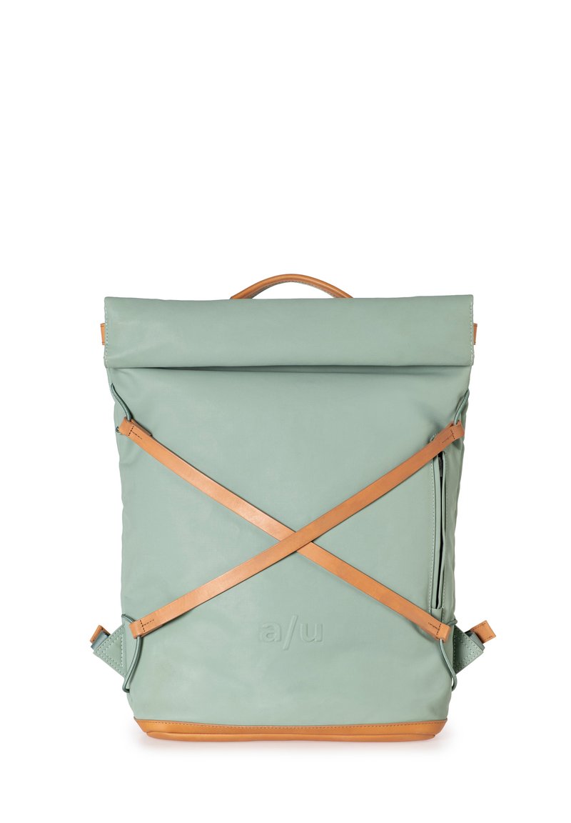 Zaino con cima arrotolata, realizzato in materiale sintetico verde chiaro. Presenta spalline in pelle beige incrociate sul davanti e una maniglia superiore.