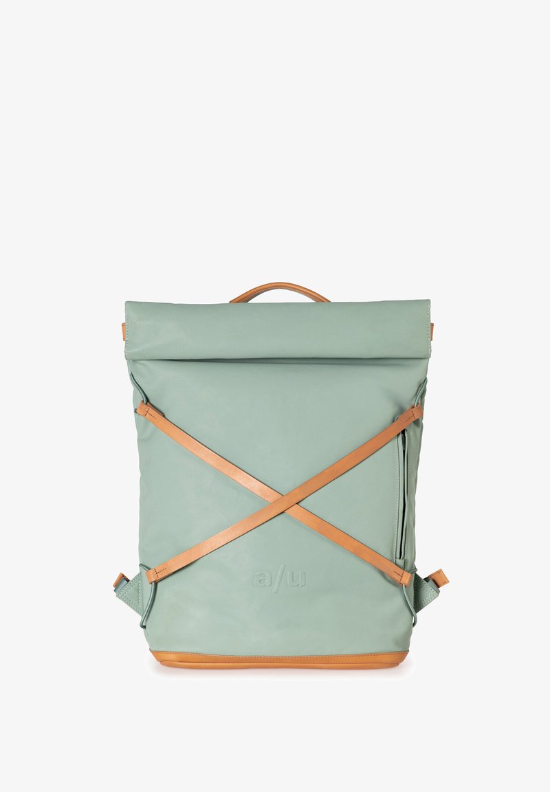 Zaino con cima arrotolata, realizzato in materiale sintetico verde chiaro. Presenta spalline in pelle beige incrociate sul davanti e una maniglia superiore.