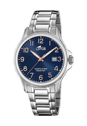 Montre en acier inoxydable argenté avec un cadran bleu, des chiffres blancs et des accents en or rose. Présente un affichage de date et un mouvement à quartz, résistante à l'eau.