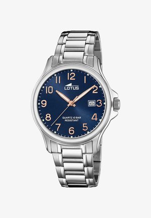 Montre en acier inoxydable argenté avec un cadran bleu, des chiffres blancs et des accents en or rose. Présente un affichage de date et un mouvement à quartz, résistante à l'eau.