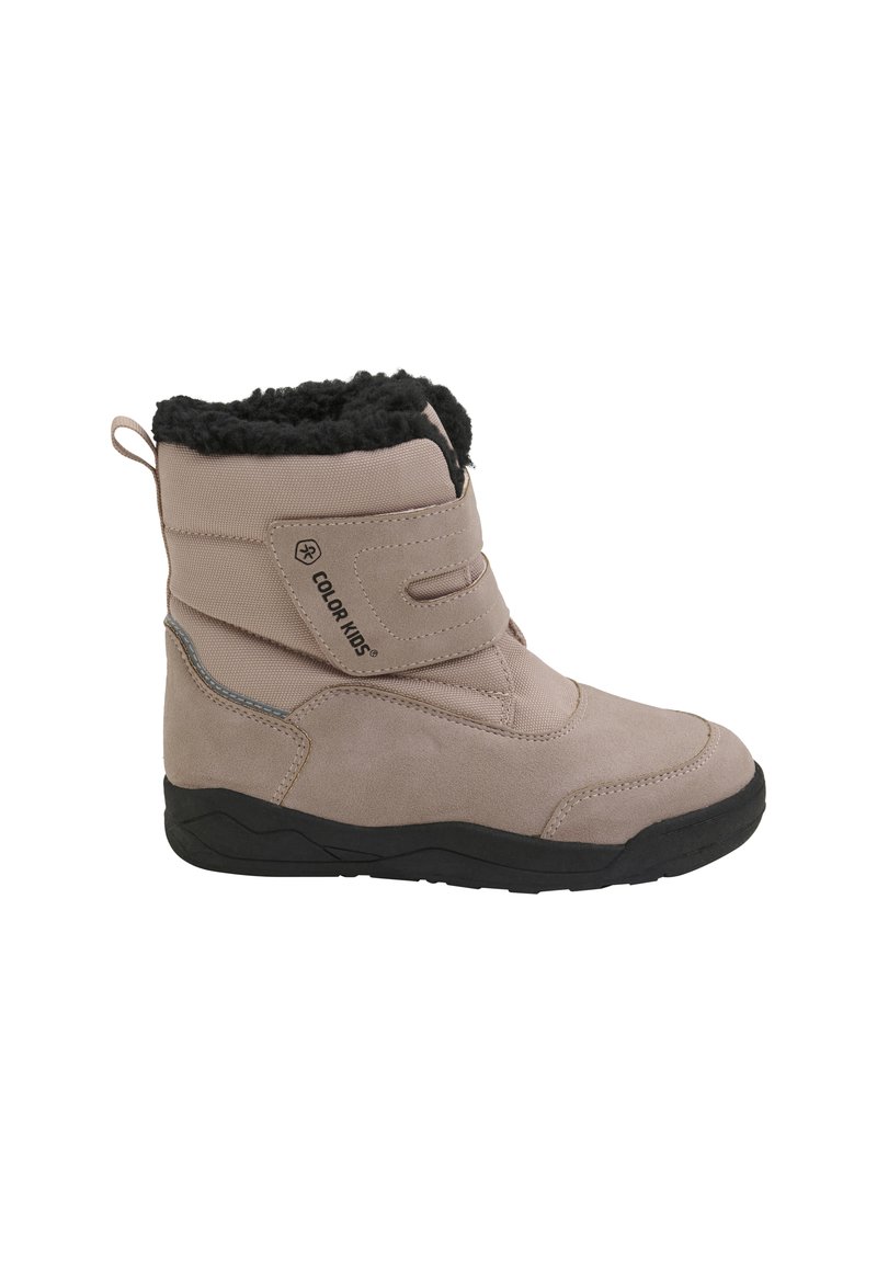 Brun vinterkänga med mockamaterial, justerbara kardborreband, en texturerad svart konstpälskrage och en hållbar svart gummisula.