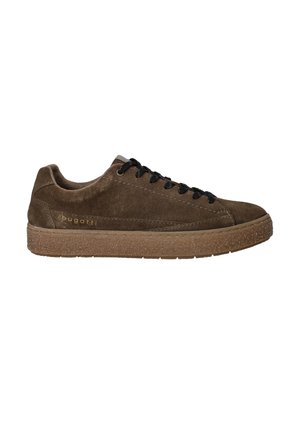 Bruine suède lage sneakers met zwarte vetersluiting, tan gekleurde rubberen zool met textuur, en subtiele logodetail aan de zijkant.