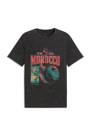 Czarny t-shirt z krótkim rękawem z napisem "2026 MOROCCO", logo Puma, ikonami ryczącego lwa i tygrysa oraz grafiką płonącej piłki nożnej z przodu.