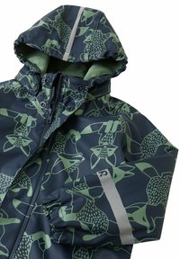 Giacca impermeabile blu navy con stampa animale verde, caratterizzata da un cappuccio foderato in pile, chiusura con zip, bottoni a pressione e striscia riflettente sulla manica.