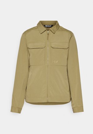 Chaqueta ligera color caqui con cierre de cremallera en la parte delantera, dos bolsillos en el pecho, un cuello y un discreto logotipo. Tejido suave con un acabado mate y un corte ajustado.