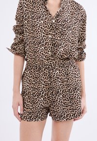Leopardprint shirt met short set, met een knoop-sluiting ontwerp, opgerolde mouwen en een zachte stof met een riem op de taille.