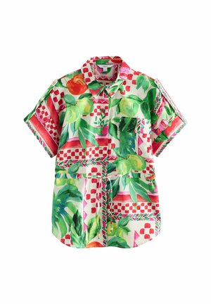 Camisa de manga corta con un vibrante estampado floral y geométrico en verde, rojo y rosa sobre un fondo blanco; material de algodón.
