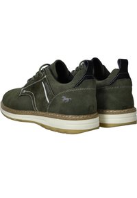 Zelené semišové tenisky s síťovými akcenty, bílým prošíváním a černými detaily na patě. Obsahují značkový logo na boku a světlou podešev.