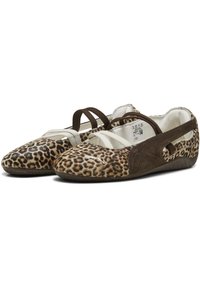Balletflade med leopardprint og brune detaljer, blødt stofoverdel, elastiske stropper og en fleksibel sål. Designet til komfort og pasform.
