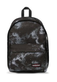Mochila negra con estampado de galaxia, que cuenta con un bolsillo frontal, material de tela y un asa superior para transportar. Logotipo de la marca visible en el frente.