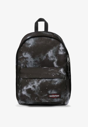 Sac à dos noir avec motif galaxie, doté d'une poche avant, en tissu, avec une poignée supérieure pour le transport. Logo de la marque visible à l'avant.