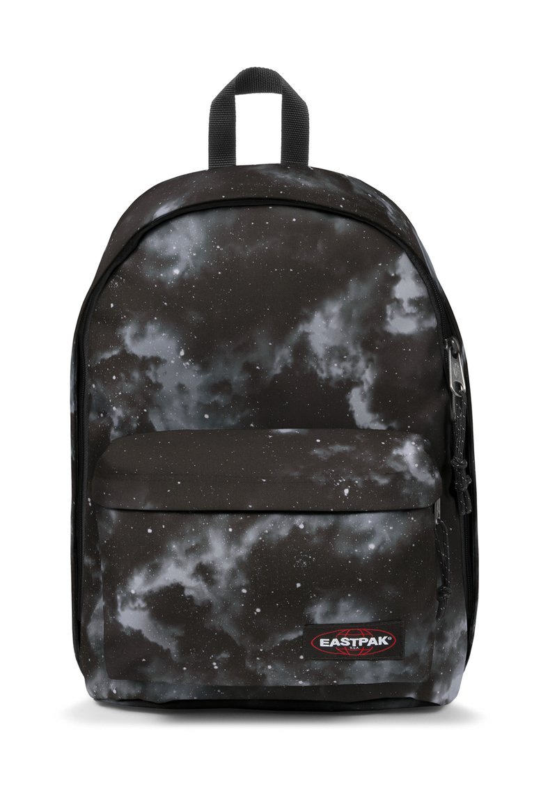 Mochila negra con estampado de galaxia, que cuenta con un bolsillo frontal, material de tela y un asa superior para transportar. Logotipo de la marca visible en el frente.