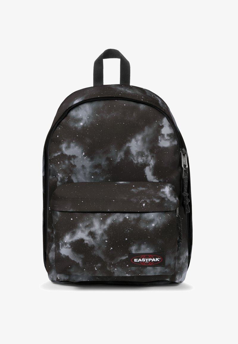 Mochila negra con estampado de galaxia, que cuenta con un bolsillo frontal, material de tela y un asa superior para transportar. Logotipo de la marca visible en el frente.