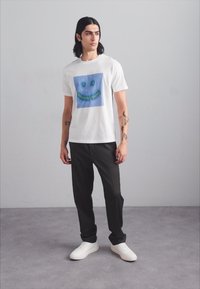 PS Paul Smith MENS BLOW HAPPY - T-shirt imprimé - whites