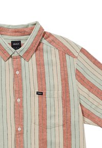 Chemise à manches courtes à rayures dans des tons de vert pâle, rouge et crème. Dispose d'une poche poitrine et d'une étiquette de marque sur la poche.