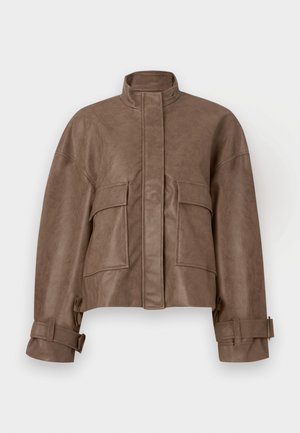 Hnědá umělá kožená zkrácená bunda s vysokým límcem, předním zipem, dvěma velkými náprsními kapsami a nastavitelnými manžetami. Hladká textura a strukturovaný design.