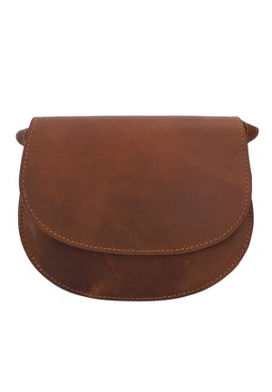 Braune Ledertasche zum Umhängen mit abgerundetem Klappverschluss und sichtbaren Nähten auf weißem Hintergrund.