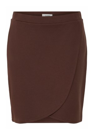 Jupe cintrée marron en tissu doux, présentant un design enveloppant, une texture lisse et une taille élastique pour le confort.