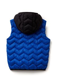 Modrá péřová vesta s černou kapucí, s výrazným šikmým prošíváním. Vyrobena z lesklého materiálu s hladkou texturou.