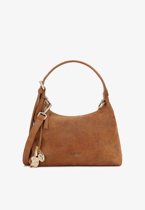 Brun ruskindstaske med et buet design, enkelt håndtag og aftagelig rem. Har guldfarvet hardware og diskret branding på fronten.