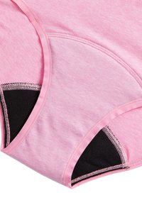 Jasnoróżowa bawełniana bielizna z czarnymi siateczkowymi akcentami po bokach. Zawiera różową elastyczną lamówkę oraz kontrastowe przeszycia.
