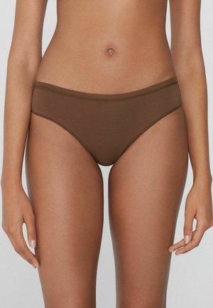 Braguitas de bikini de algodón marrón con una textura suave y una cinturilla elástica, que cuentan con costuras mínimas y un diseño de altura media.