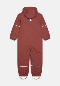 Macaco impermeável vermelho com capuz, apresentando riscas reflexivas brancas, punhos elásticos e tiras elásticas para os pés para um ajuste seguro.